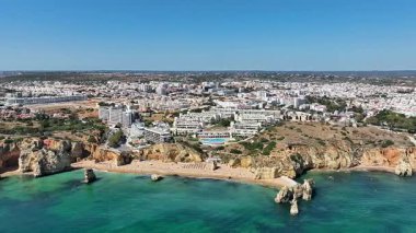 Algarve Portekiz 'deki Lagos yakınlarındaki kayalık güney kıyısından havadan görüntüler.