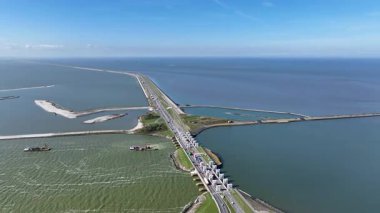 Hollanda 'daki Afsluitdijk' teki hava kanallarından alınan video.