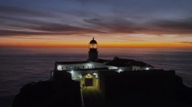 Günbatımında Portekiz 'deki Sagres yakınlarındaki Cabo Vicente' deki deniz fenerindeki hava görüntüsü.