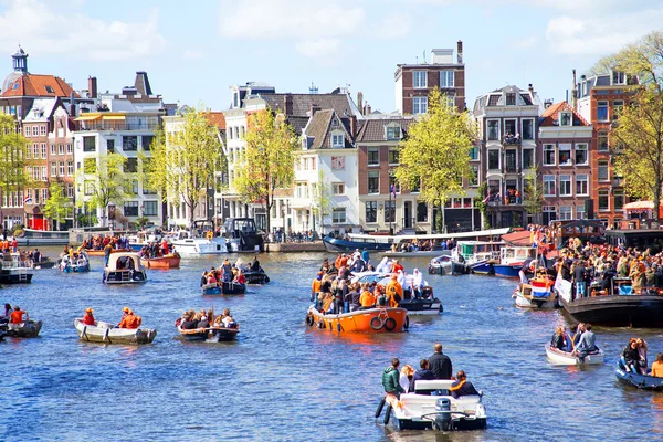 Amsterdam - Apr 27: Ludzi obchodzi dzień królów w Amsterdamie na — Zdjęcie stockowe