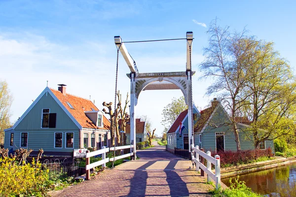 Casas medievales y puente en el campo desde Holanda — Foto de Stock