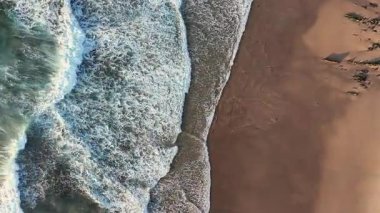 Okyanus dalgalarının okyanus kıyısındaki hava görüntüsü.
