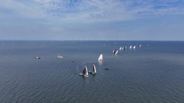 Hollanda 'daki IJsselmeer' de eski ahşap teknelerle yapılan yarışma videosu.