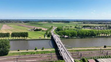 Hollanda 'daki Loenersloot köprüsündeki trafikten gelen hava durumu.