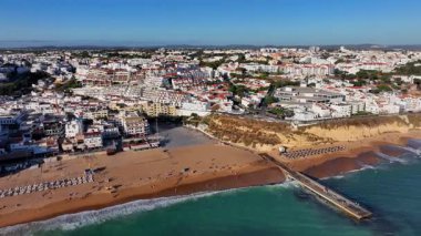 Algarve Portekiz 'in güney kıyısındaki Albureira adlı turistik kasabadan havadan.