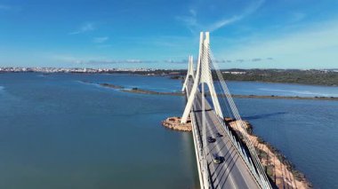 Portekiz 'de Portimao yakınlarındaki Arade nehrinin karşısındaki köprüden kalkan hava aracı.