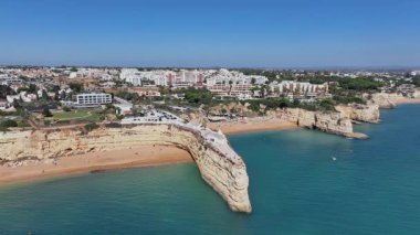 Algarve Portekiz 'in güney kıyısındaki Armacao de Pera yakınlarındaki küçük Segnora Nossa kilisesinden havadan.