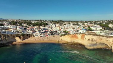 Algarve Portekiz 'in güney kıyısındaki küçük turistik tarihi kasaba Carvoeiro' nun klibi.