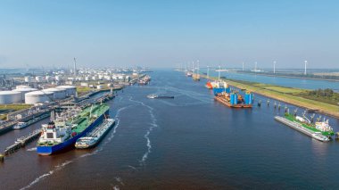 Hollanda, Avrupa 'daki Rotterdam limanındaki sanayi havacılığı.