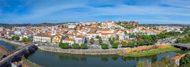 Algarve Portekiz Avrupa Kalesi 'ndeki Silves adlı turistik kasabadan gelen hava manzarası