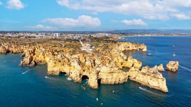 Algarve Portekiz Avrupa 'sındaki Lagos yakınlarındaki Ponte Piedade' deki deniz fenerinden ve doğal kayalardan havadan.
