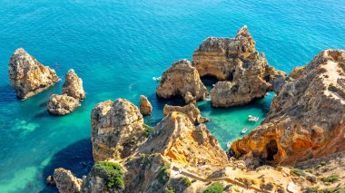 Lagos Portekiz Avrupa yakınlarındaki Ponte Piedade 'deki doğal kayalardan havadan çekilen üst çekim.
