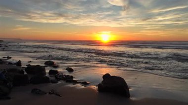 Algarve Portekiz Avrupa 'sının batı kıyısında güzel bir günbatımından görüntüler.