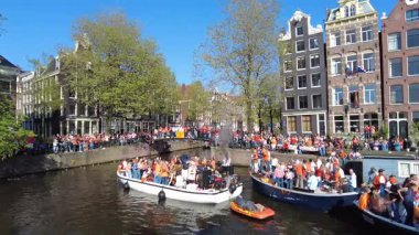 AMSTERDAM, NETHERLANDS - 26 Nisan 2025: Hollanda halkı Hollanda 'nın Avrupa kanallarında krallar gününü kutluyor