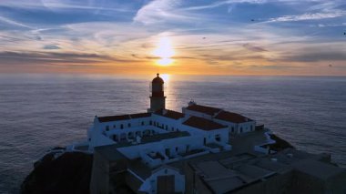  Gün batımında Algarve Portekiz 'deki Sagres yakınlarındaki deniz feneri Cabo Vicente' den yüksek kaliteli 4K görüntüler.