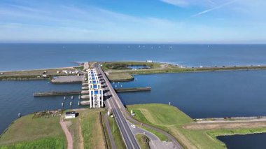 Hollanda 'daki Markermeer' de, Lelystad yakınlarındaki Houtrib kanallarının hava görüntüleri. Yüksek kalite 4k görüntü