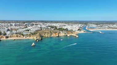 Algarve Portekiz 'deki Lagos yakınlarındaki kayalık güney kıyısından bir hava videosu. Yüksek kalite 4k görüntü