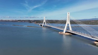 Algarve Portekiz 'deki Portimao yakınlarındaki N125 köprüsündeki hava görüntüleri. Yüksek kaliteli görüntüler