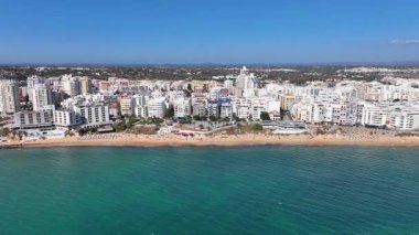 Algarve Portekiz 'in güney kıyısındaki Armacao de Pera turistik şehrinden havadan. Yüksek kalite 4k görüntü
