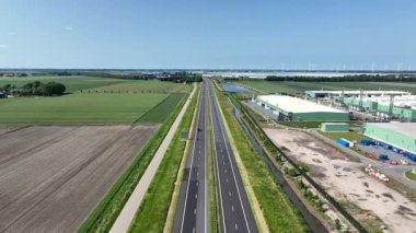 Hollanda 'nın Middenmeer kentindeki büyük bir veri merkezi boyunca A7 karayolundan gelen hava aracı. Yüksek kalite 4k görüntü