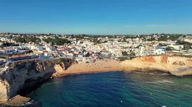 Algarve Portekiz 'in güney kıyısındaki tarihi Carvoeiro kasabasından bir hava videosu. Yüksek kalite 4k görüntü