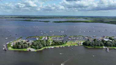 Hollanda 'nın Friesland kentindeki Start Island' daki Sneekermeer 'dan havacılık videosu. Yüksek kalite 4k görüntü