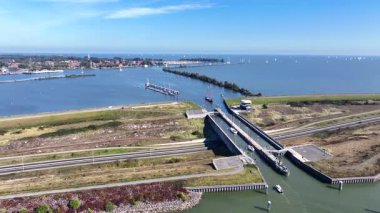 Hollanda 'daki Enkhuizen yakınlarındaki Krabbersgat' ın uçuş videosu. Yüksek kalite 4k görüntü