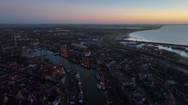 Hollanda, Friesland 'da Noel zamanı Harlingen şehrinden günbatımı