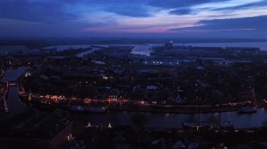Hollanda, Friesland 'daki Lemmer' da Noel zamanından bir hava gecesi videosu.
