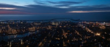 Tarihsel şehir Harlingen 'den gelen hava manzarası. Hollanda, Friesland' da yılbaşı zamanında antik süslemeli yelkenli tekneleriyle.