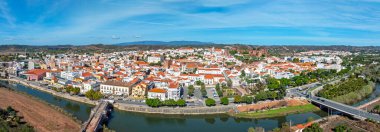 Portekiz 'in Algarve bölgesindeki tarihi Silves kasabasından hava manzarası