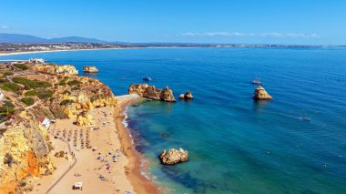 Algarve Portekiz Avrupa 'sında Lagos yakınlarında Praia DAna' dan kalkan hava aracı