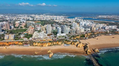 Algarve Portekiz Avrupa 'sının güney kıyısındaki Portimao turistik kasabasından gelen hava aracı