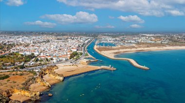 Güney kıyısındaki kayalık havadan ve Algarve Portekiz Avrupa 'sındaki güney kıyısındaki Lagos kentinden.