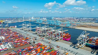 Hollanda, Avrupa 'daki Rotterdam limanındaki sanayi havacılığı.