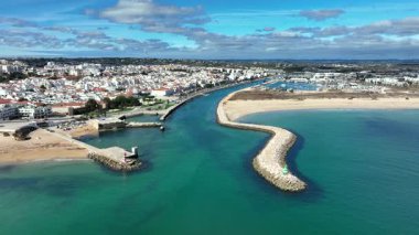 Algarve Portekiz 'in güney kıyısındaki turistik şehir Lagos' un klibi.