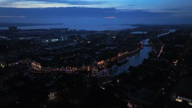 Hollanda, Friesland 'daki eski teknelerin aydınlatıldığı tarihi Lemmer kasabasındaki Noel' den bir video.