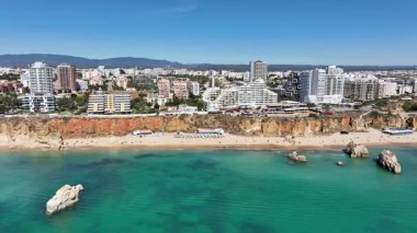 Algarve Portekiz Avrupa 'sındaki ünlü Praia da Rocha plajından klipler.