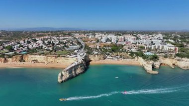 Algarve Portekiz 'in güney kıyısındaki Armacao de Pera' daki küçük kilise Nossa Segnora Rocha 'dan havadan.