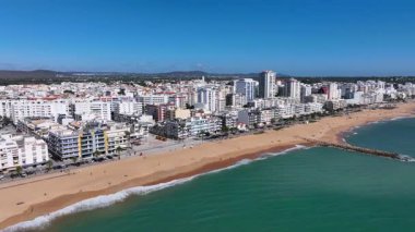 Algarve Portekiz 'in güney kıyısındaki Vilamoura şehrinden gelen hava aracı.