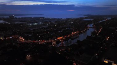 Hollanda, Friesland 'daki eski teknelerin aydınlatıldığı tarihi Lemmer kasabasındaki Noel' den bir video.
