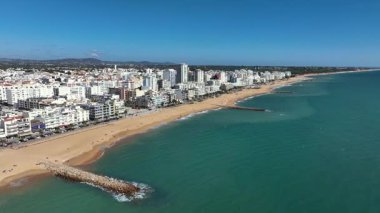 Açık hava koşulları altında deniz kıyısında bir tatil köyü, sahil şeridi ve kentsel gelişim.