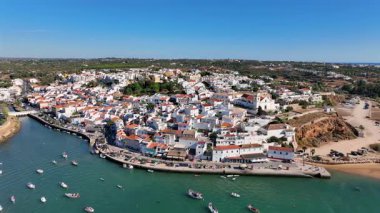 Algarve Portekiz 'in güney kıyısındaki küçük turistik Ferragudo kasabasından bir hava videosu.