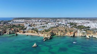 Algarve Portekiz 'in güney kıyısındaki Lagos yakınlarındaki doğal kayaların hava görüntüleri.