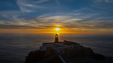 Portekiz 'in Sagres kentindeki Cabo Vicente deniz fenerinden gün batımında havadan.