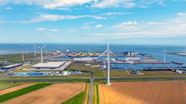 Hollanda 'nın Eemshaven kentindeki sanayiden gelen hava durumu