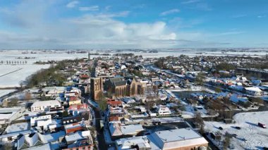 Kışın karla kaplı tarihi bir kasaba çatıları, sokakları ve açık bir kış kasabasını gösteriyor..