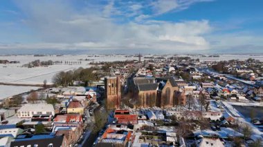 Kışın karla kaplı tarihi bir kasaba çatıları, sokakları ve açık bir kış kasabasını gösteriyor..