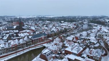 Avrupa 'nın tarihi bir kenti kışın karla kaplı, çatıları ve sokakları açık bir kış şehri oluşturuyor..