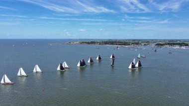 Açık bir yaz gününde birden fazla geminin açık denizde yarışacağı geleneksel bir yelkencilik yarışması..